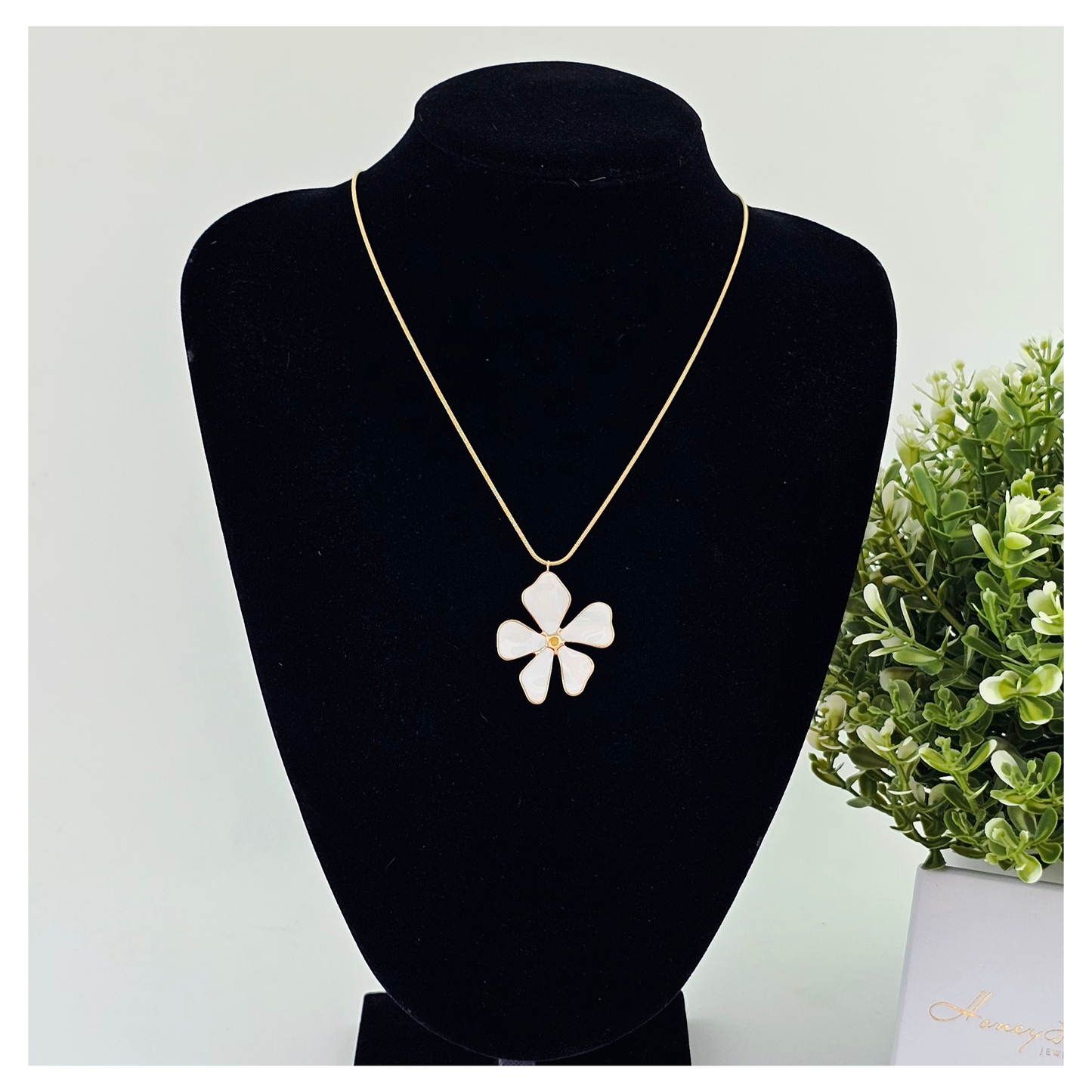 Collar de Flor Blanca con Detalles Dorados