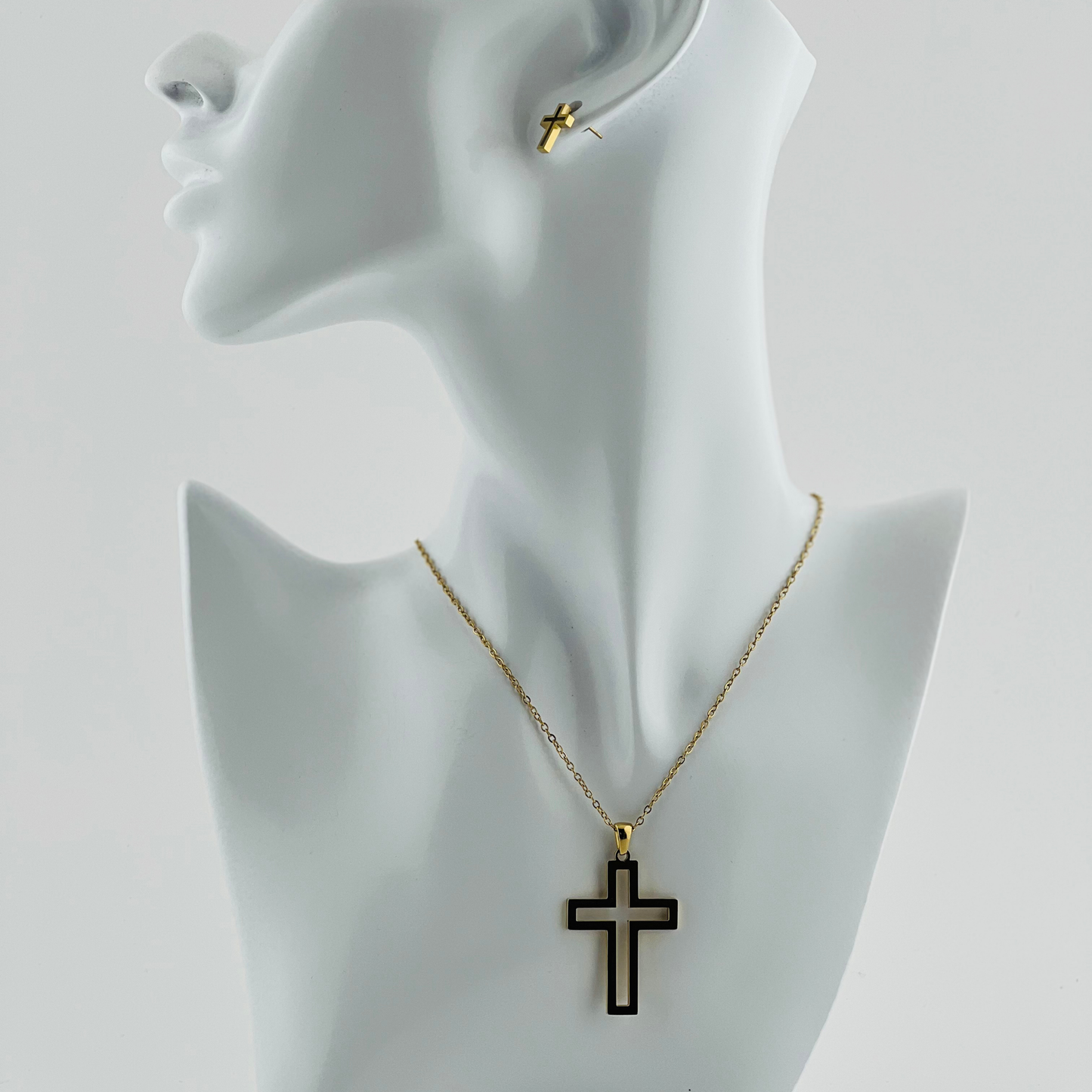 Conjunto de Collar y Pendientes con Cruz Dorada