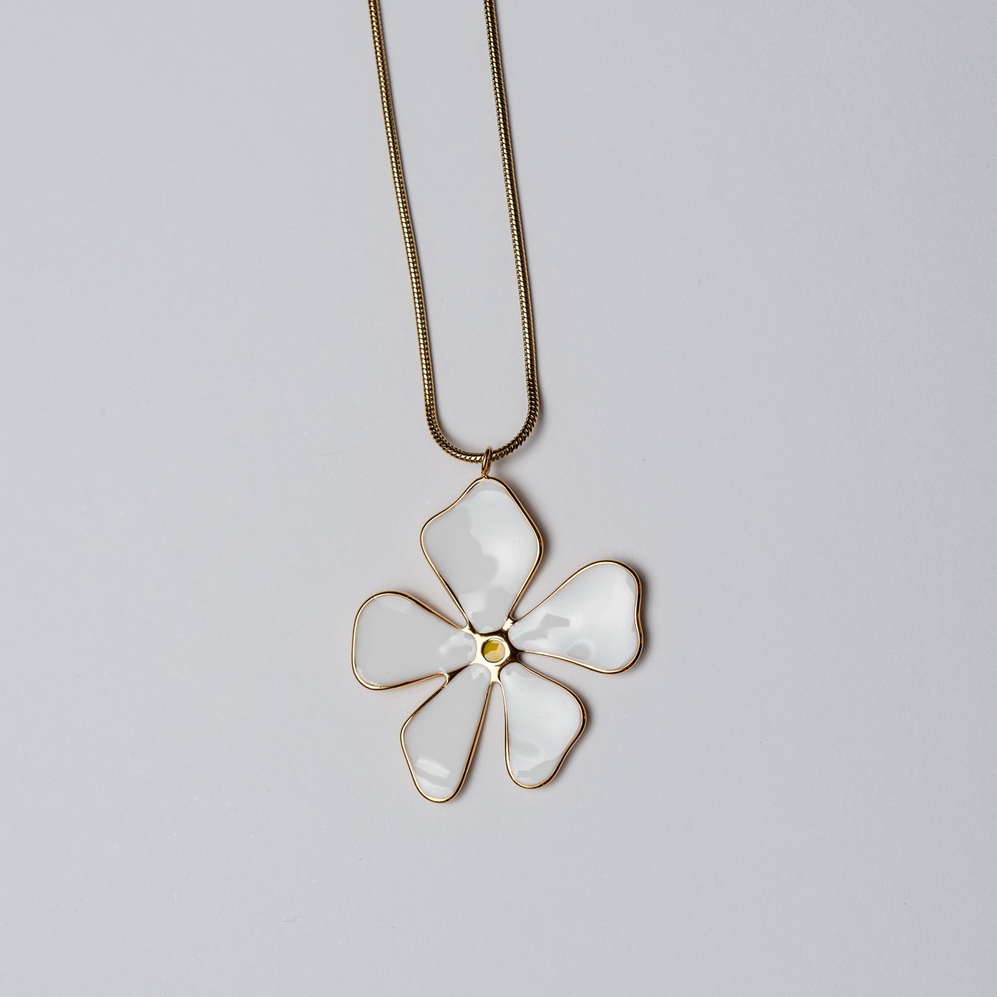 Collar de Flor Blanca con Detalles Dorados
