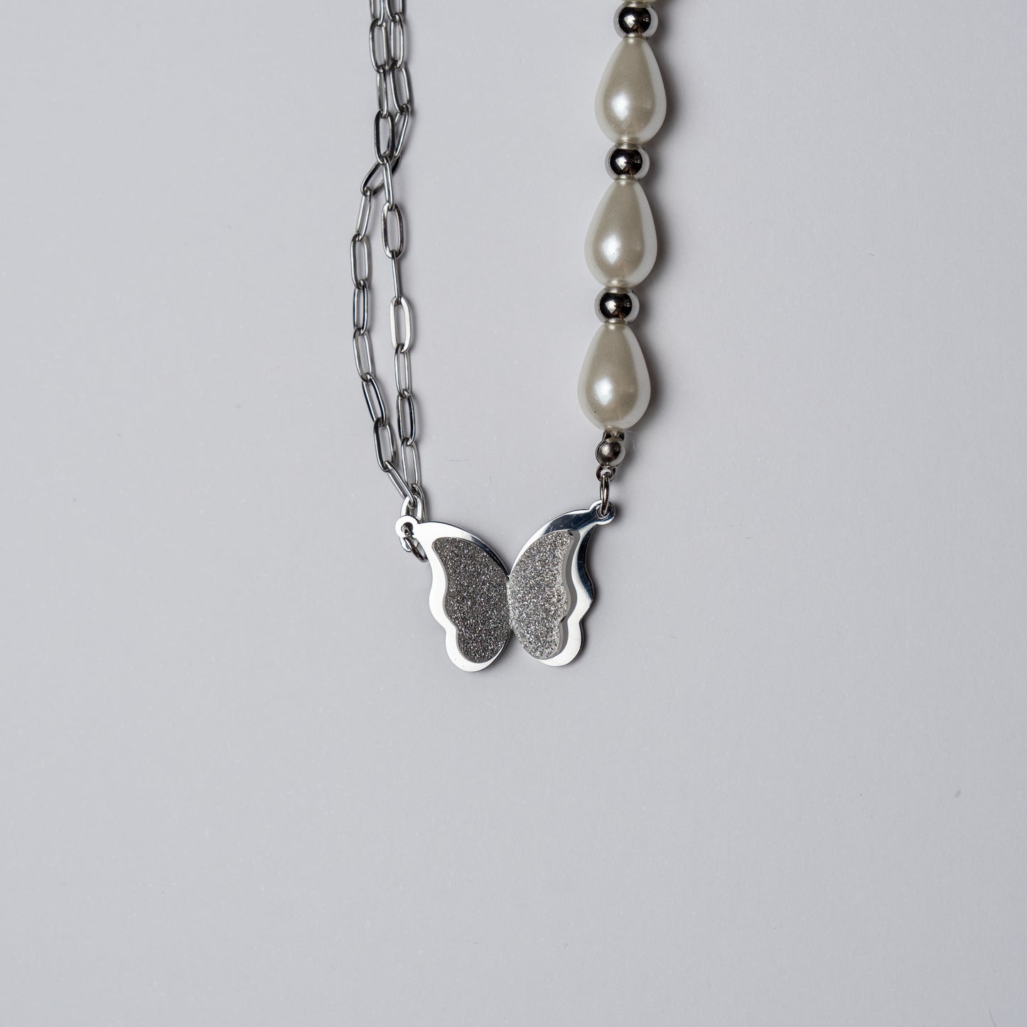Collar de Mariposa Brillante y Detalles de Perlas