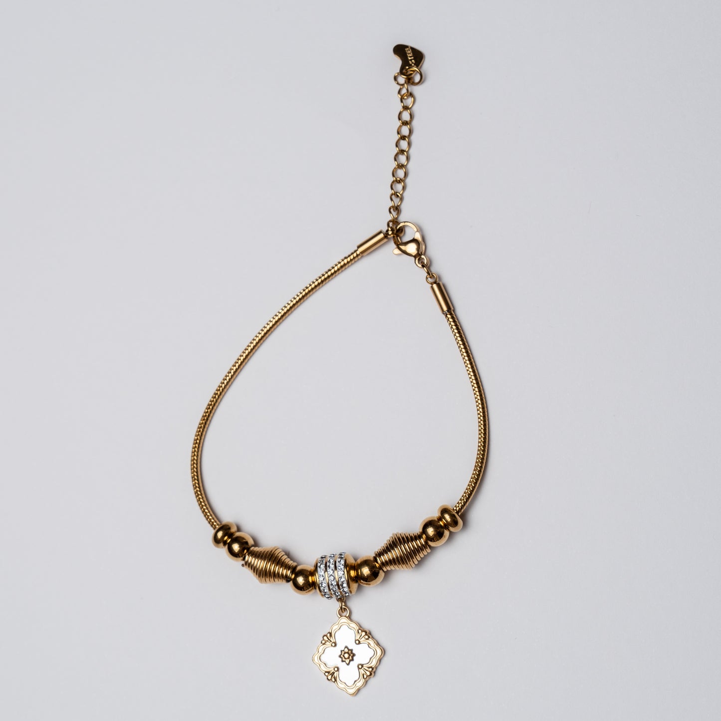 Pulsera Elegante Dorada con Acabados Brillantes y Detalles en Cristal