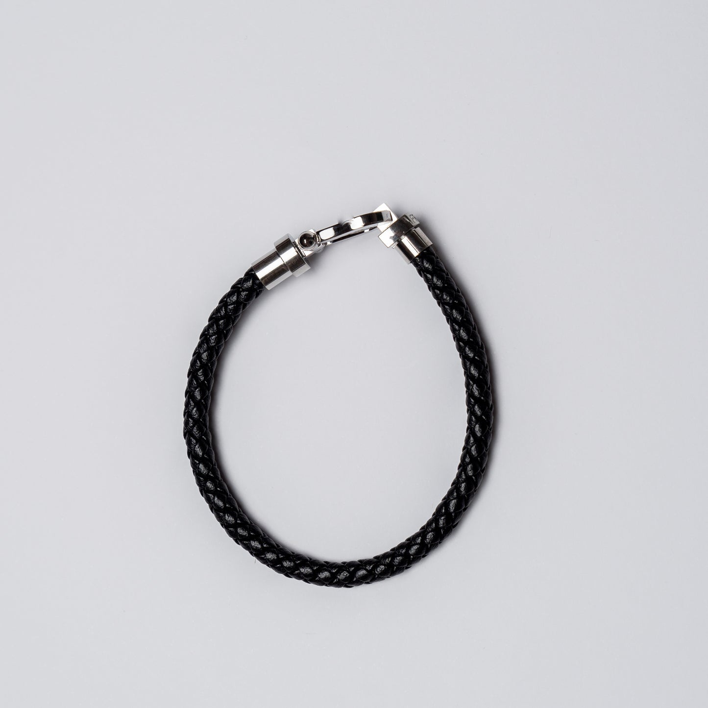 Pulsera de Cuero Trenzado con Cierre Plateado de Acero Inoxidable