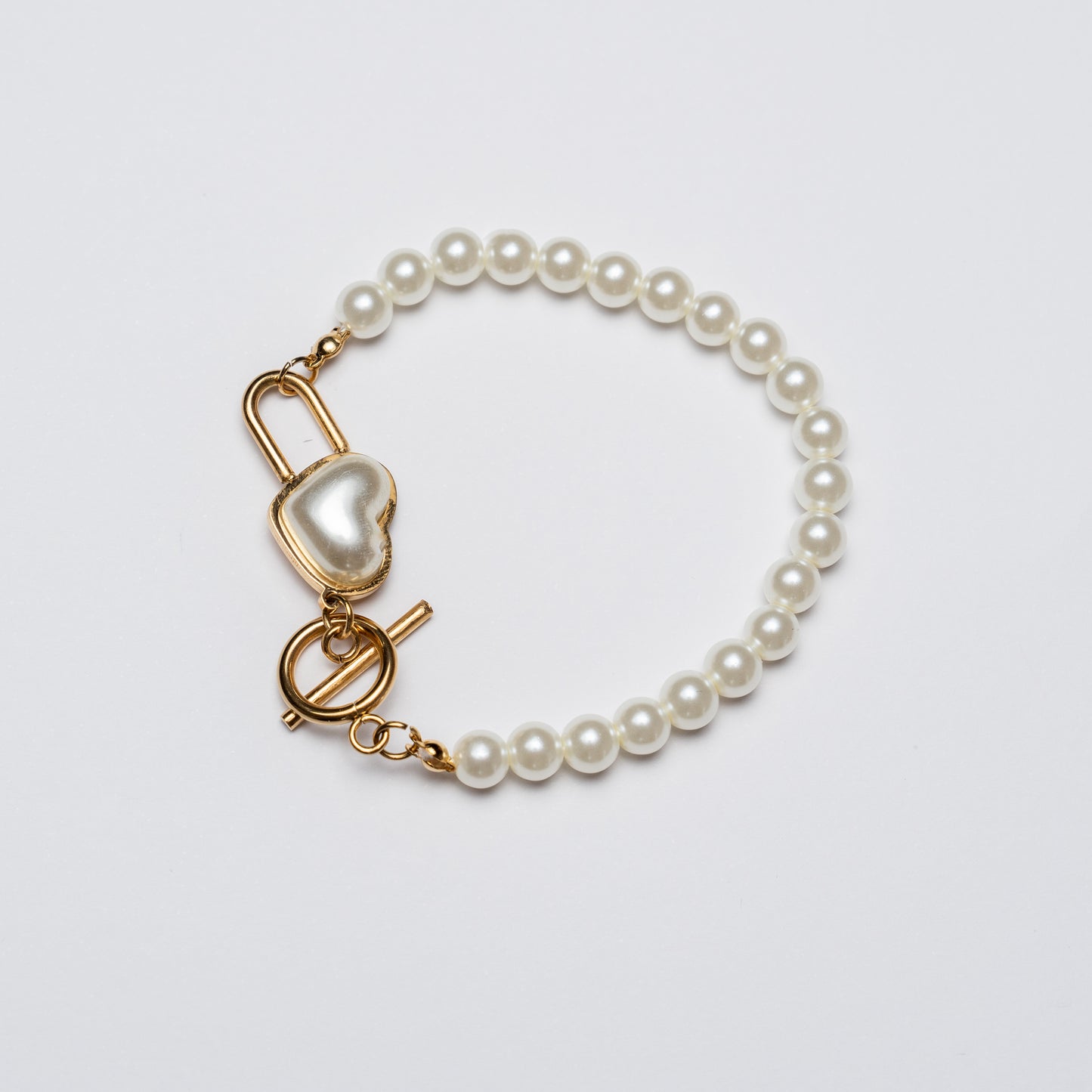 Pulsera de Perlas con Cierre de Corazón Dorado