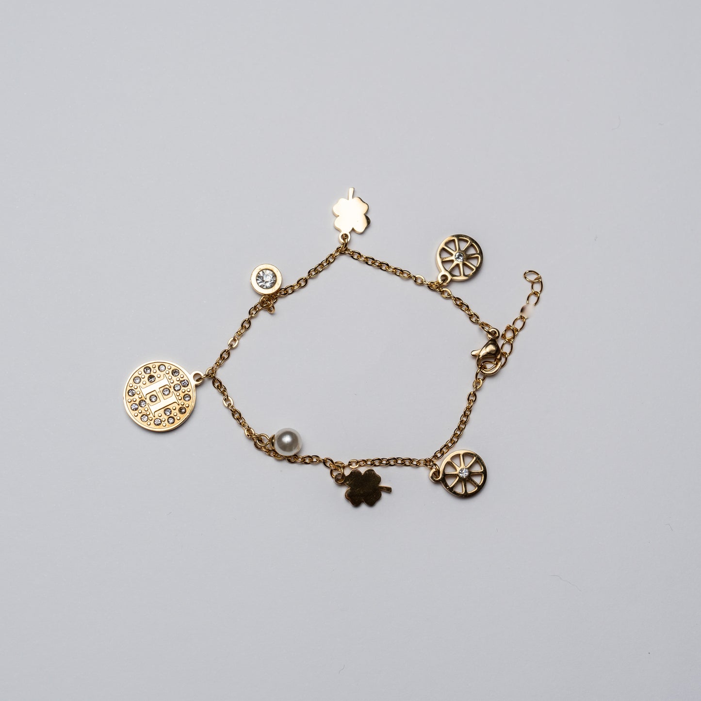 Pulsera Dorada con Charms el Accesorio Perfecto Para cualquier Ocasión