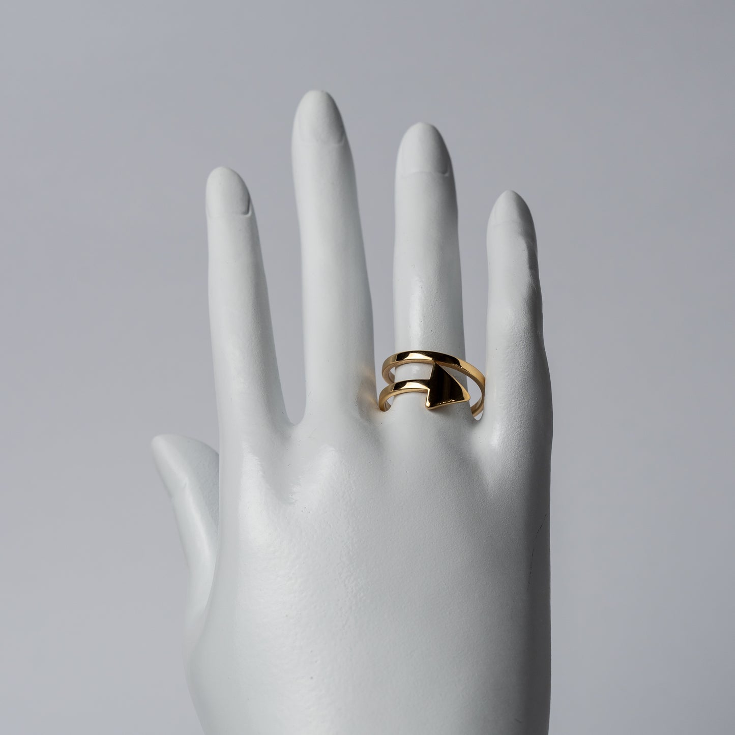 Anillo de Flecha Abierto con Acabado Dorado