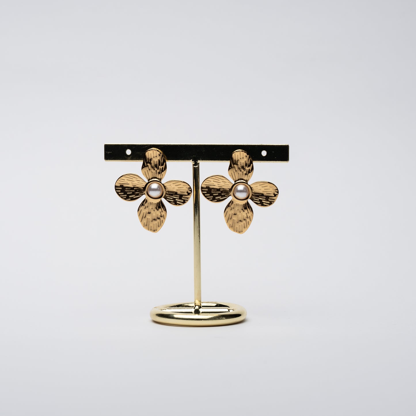 Pendientes Dorados con Perlas en Forma de Flor y Elegancia Natural
