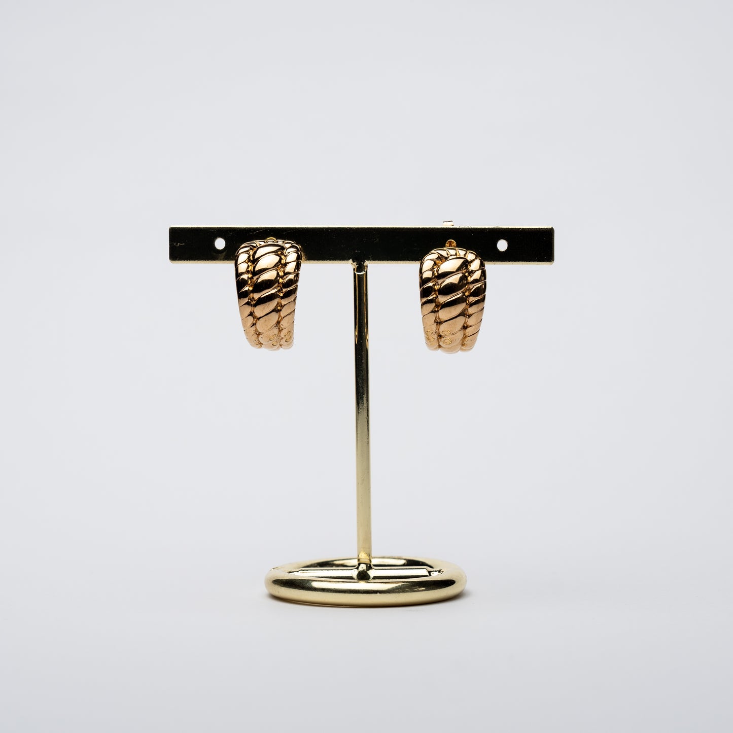 Pendientes Dorados con Estilo Elegante y Detalles de Cobra