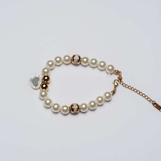 Pulsera de Perlas con Detalles Dorados y Colgante de Corazón