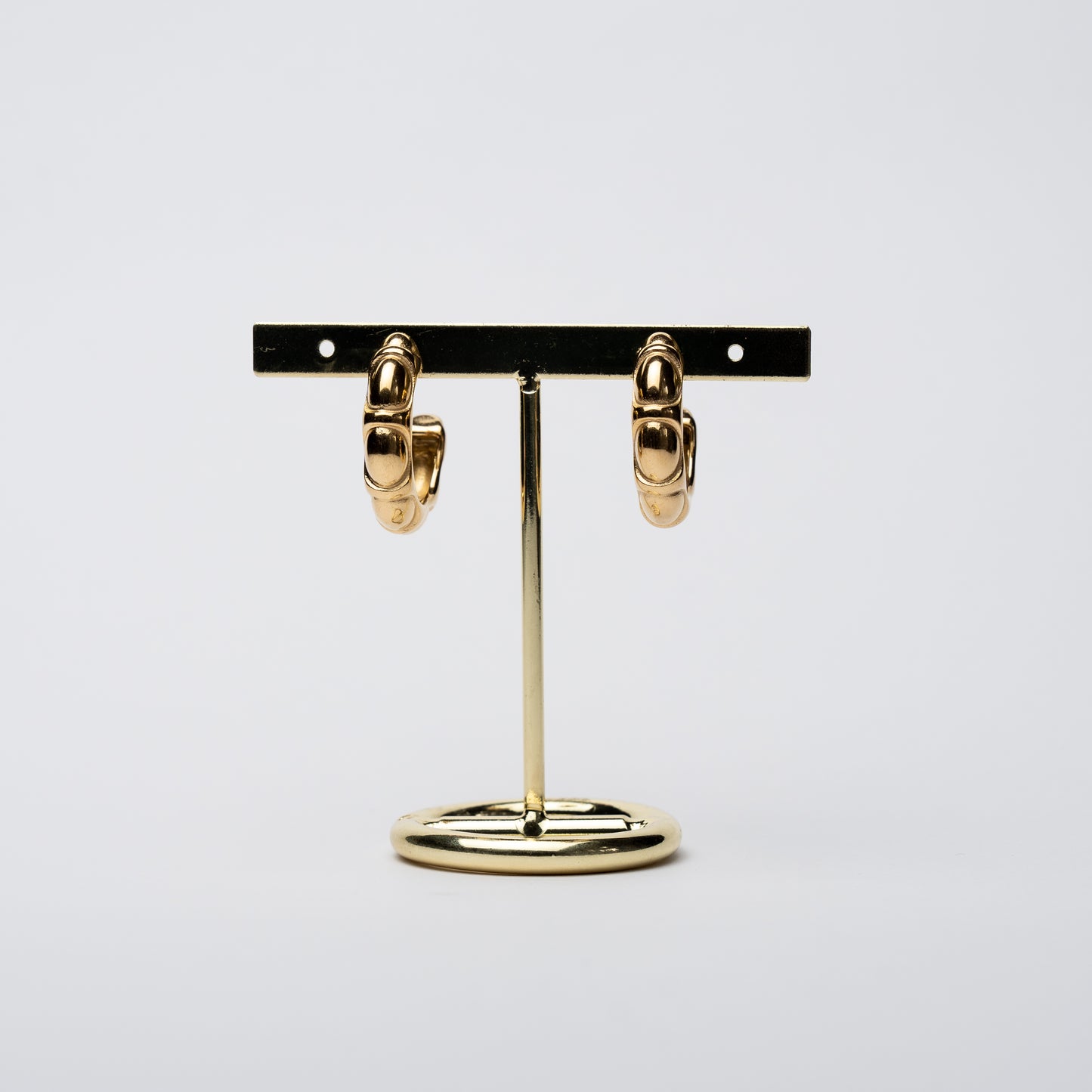 Pendientes de Diseño Moderno con Acabados Dorados